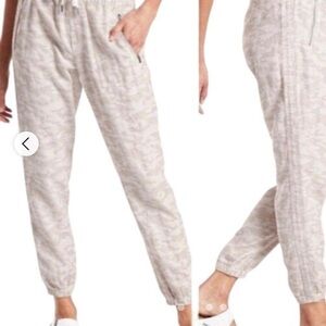 Athleta Cabo Tide Linen Jogger in Light Cream
Caja 8